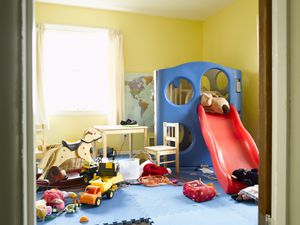教孩子清理玩具