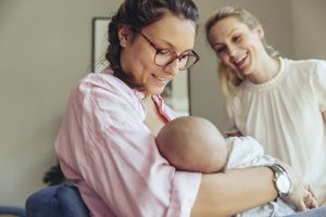 支持母乳喂养的母亲和她的新生儿的助产士