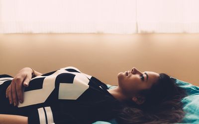 一个孕妇带着悲伤的表情躺在地上。