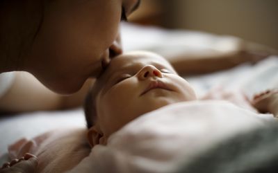 妈妈亲吻睡着的宝宝