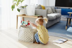 幼儿拿着玩具篮
