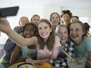 女孩们在睡衣派对后一边做早餐一边自拍