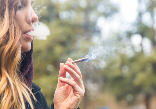 女人抽大麻