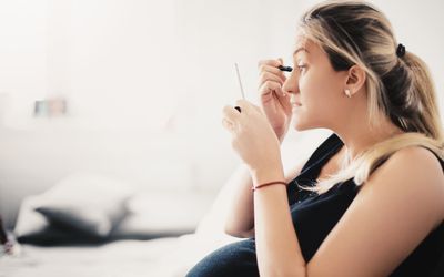 正在化妆的孕妇