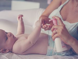 妈妈在她的孩子身边