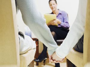 一对夫妻牵着治疗师的手