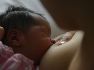 一位母亲在医院给刚出生的婴儿喂奶