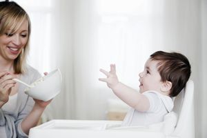 孩子们在妈妈的父母里，他的床。