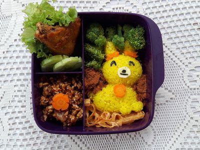 为孩子们准备的便当盒饭，里面有米兔兔和蔬菜。