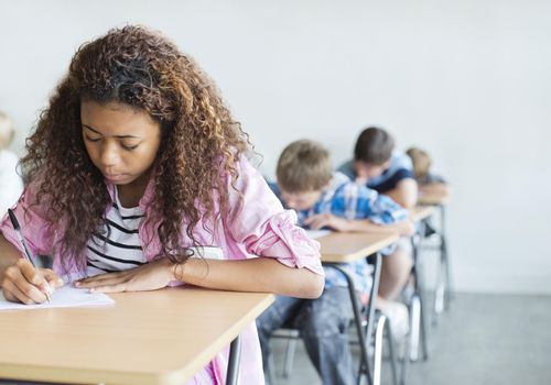学生在教室里考试