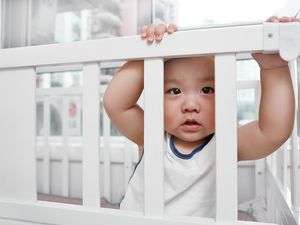孩子在照顾孩子的儿子