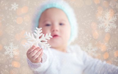 抱着雪花的婴儿