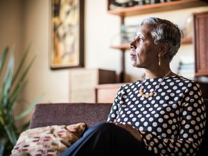 一个60岁的女人坐在家里的沙发上