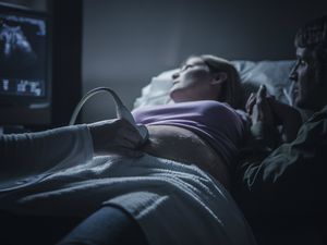 正在做超声波检查的孕妇
