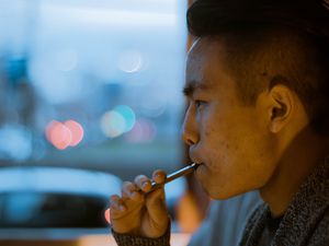 吸电子烟的人