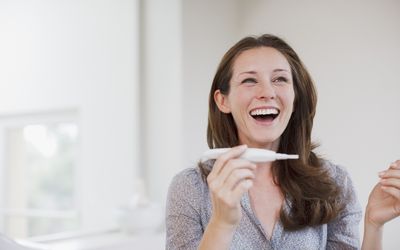 快乐的女人拿着验孕棒华体会体育官方人口