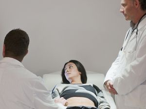 医生检查了孕妇的病人