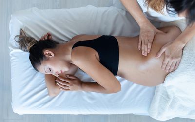 孕妇接受脊椎按摩治疗