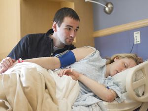 一个男人在帮助一个女人分娩