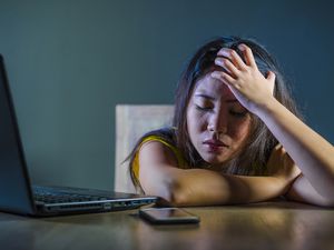 心烦意乱的女孩被网络欺凌