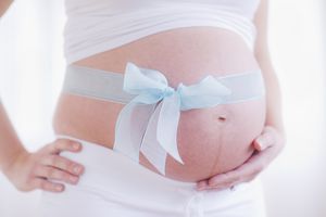 孕妇的肚子，用蓝丝带围起来