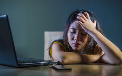 不安的女孩被网络欺凌了