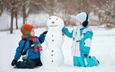 孩子们堆雪人