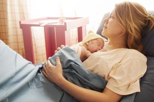 早产女婴靠在母亲的乳房上