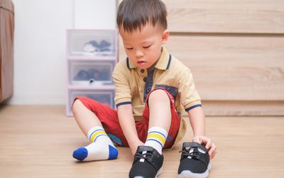 穿鞋的小男孩