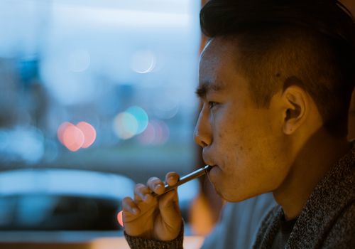 抽电子烟的人