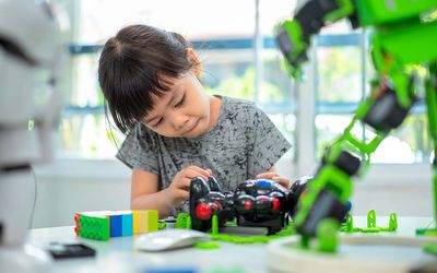 孩子在学校工作时制作和分析机器人部件