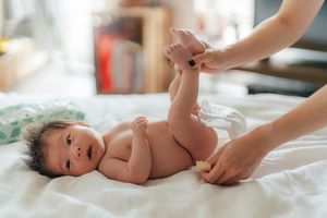 亚洲婴儿换尿布。