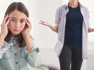 小女孩被妈妈吼了
