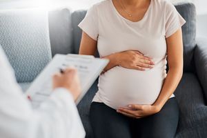 一个怀孕的年轻妇女在预约医生的镜头