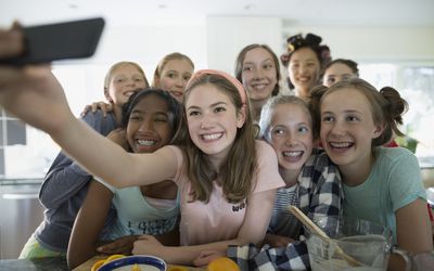 女孩们在睡衣派对后一边做早餐一边自拍