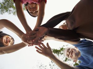 四个孩子紧紧抓住的手。