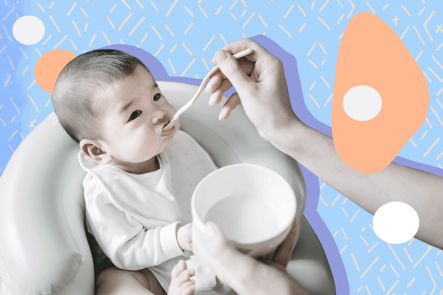 婴儿坐在椅子上被用勺子喂