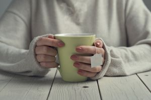 手持茶的人