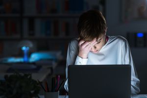 心烦意乱的妈妈在电脑前