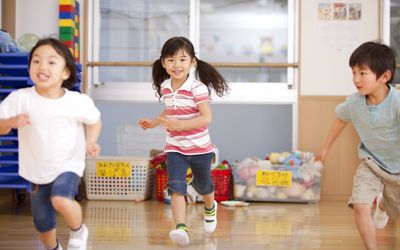 孩子们在操场上玩耍