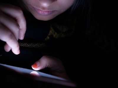 年轻女性用手机与朋友交流