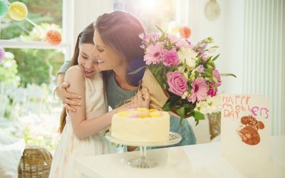 深情的女儿在母亲节给母亲送花束