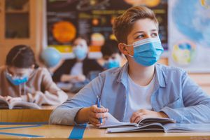 带着面具回到学校