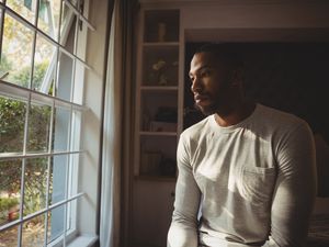 沉思的男人望着窗外