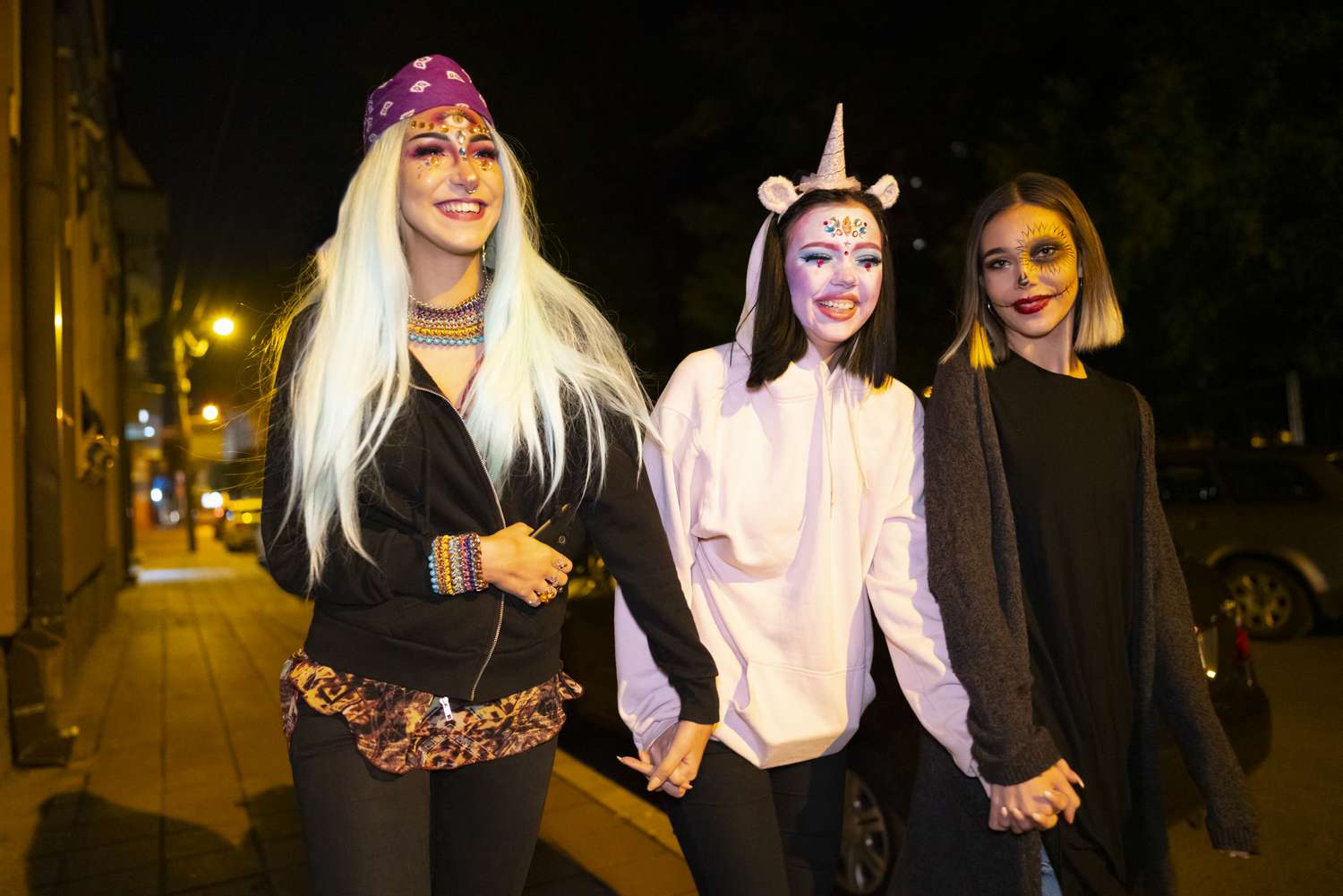 青少年们穿着万圣节服装走在街上