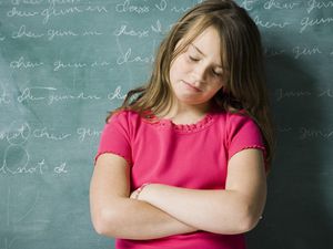 一个女孩在学校里受惩罚