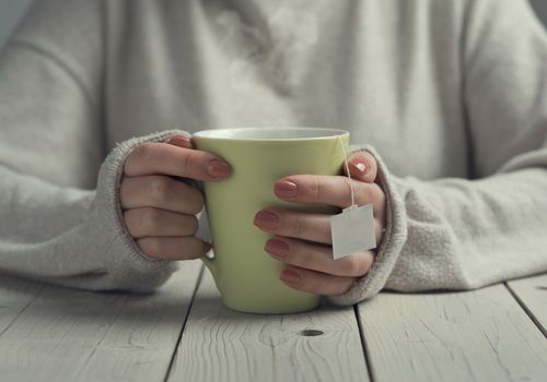 端茶的人