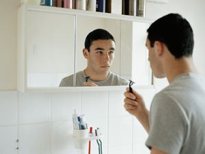 十几岁的男孩剃须