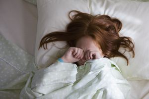 昏昏欲睡的白人女孩躺在床上