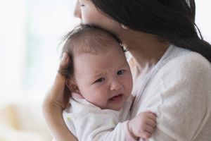 母亲安慰哭泣的婴儿